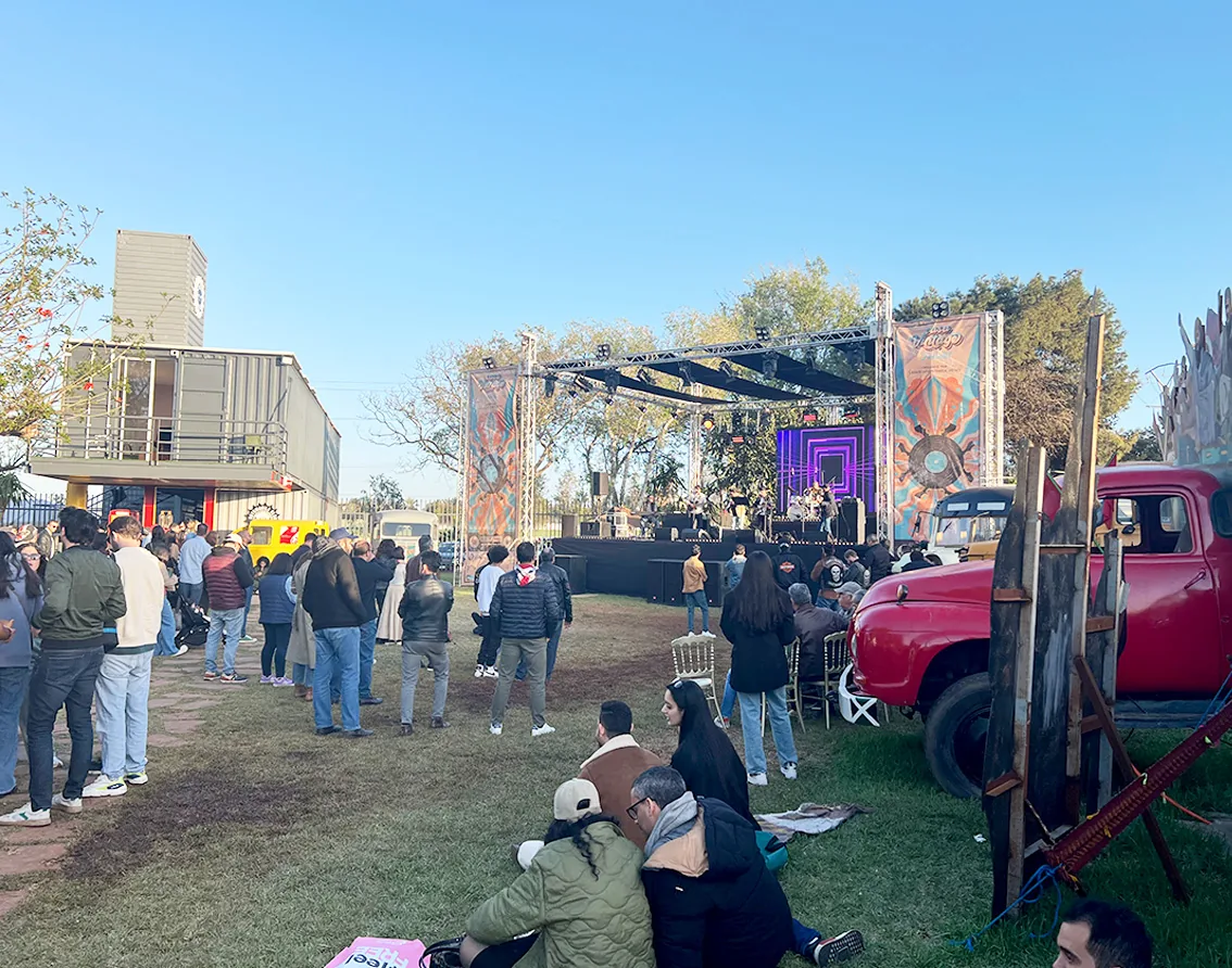 Exposants et visiteurs du Casa Vintage Festival