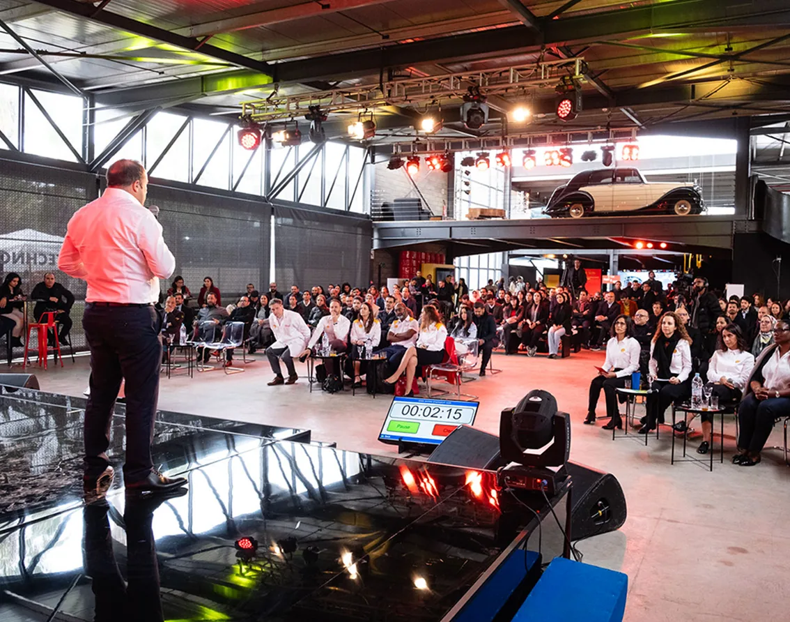 Participants autour de l'espace Shell LAB