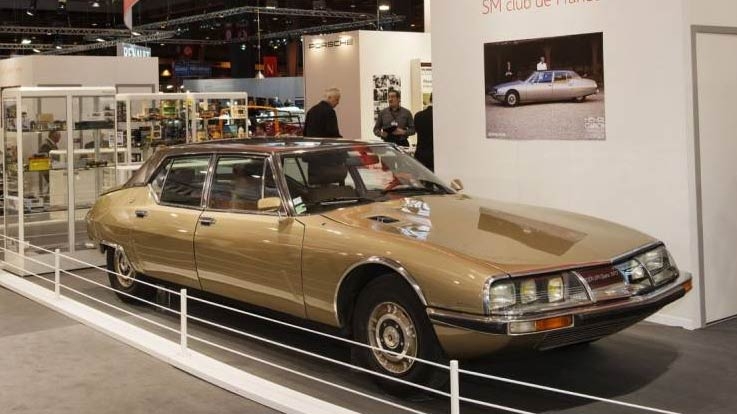 Voitures anciennes du Maroc exposées au Salon Rétromobile à Paris