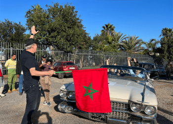 Animation team building avec voiture ancienne et drapeau marocain au Musée de l’Automobile du Maroc