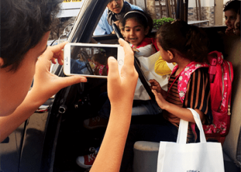 Participants prenant des photos pendant une animation automobile