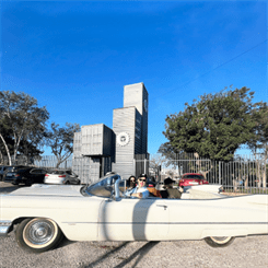 Equipe en cabriolet devant le Musée de l’Automobile du Maroc