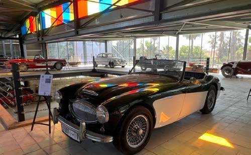Collection automobile internationale à l'étage du musée