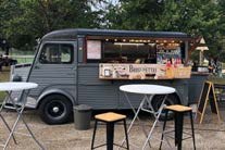 Food truck vintage dans l'espace extérieur du Musée de l’Automobile du Maroc